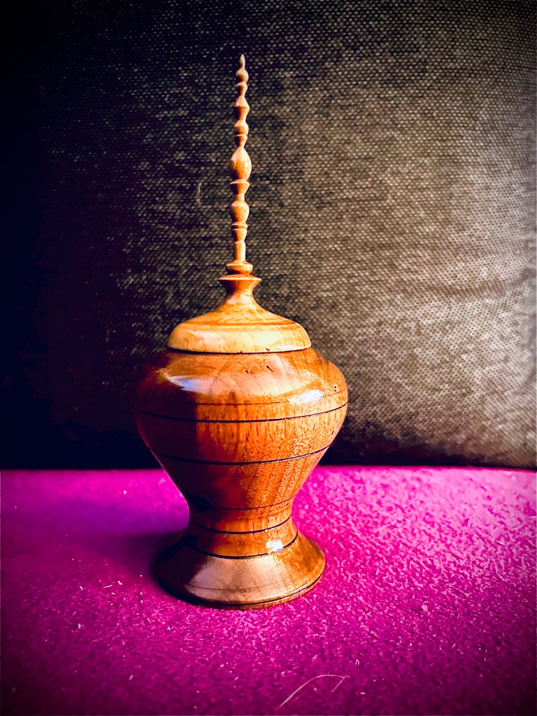 Vase en bois tourné avec couvercle et finial spiralé – Optitourneur